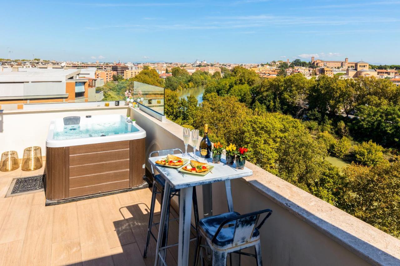 Penthouse With A Panoramic Rooftop In Trastevere With Seasonally Jacuzzi Roma Ngoại thất bức ảnh